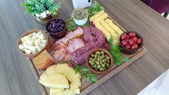 Esta tábua de frios é servida como uma entrada em eventos com serviço de buffet. Acompanhada com pães e pastas, agrada e acalma os convidados da sua festa